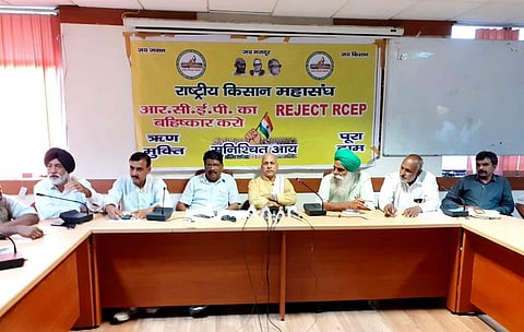 आरसीईपी के विरोध में दिल्ली में बैठक करते किसान नेता।