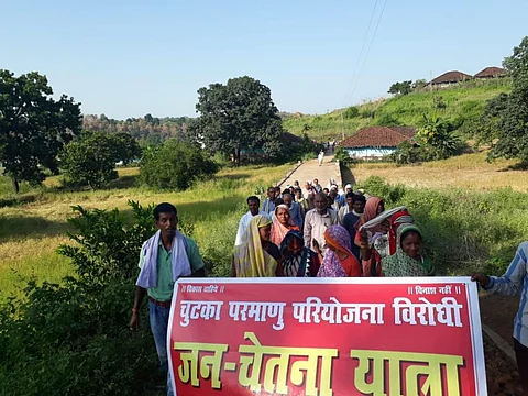 शनिवार को करीब 100 आदिवासी गांव की रंगशाला पर इकट्ठा होकर बड़े आंदोलन की तैयारी कर रहे हैं। फोटो मनीष चंद्र मिश्रा
