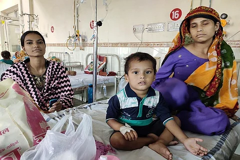 जयपुर के जेके लोन अस्पताल में भर्ती तीन साल का मोहम्मद अनस। फोटो: विवेक मिश्रा