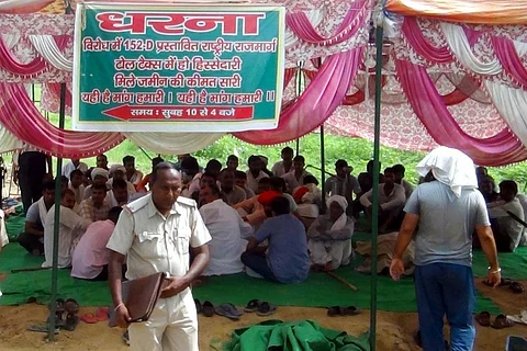 ग्रीन कोरिडोर के लिए अधिग्रहित की जा रही जमीन के उचित मुआवजे की मांग को लेकर हरियाणा के राम नगर में धरने पर बैठे किसान। फोटो: मलिक असगर हाशमी