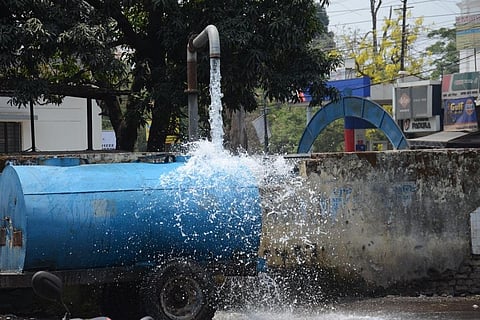 उत्तराखंड की राजधानी देहरादून में इस तरह से बर्बाद किया जाता है पानी। फोटो: त्रिलोचन भट्ट