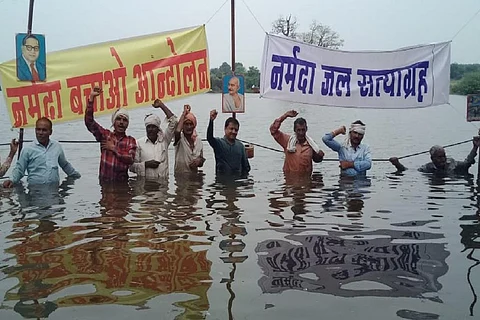 नर्मदा बाचाओ आंदोलन के कार्यकर्ता आलोक अग्रवाल बांध प्रभावितों के साथ जल सत्याग्रह करते हुए। फोटो:NBA