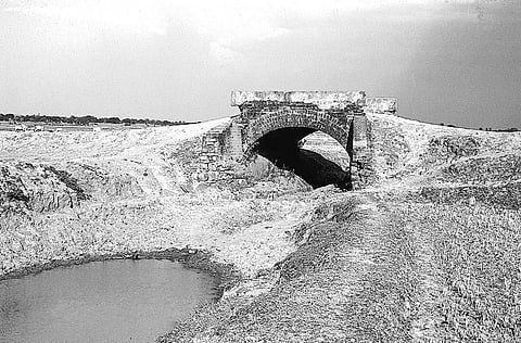 पहाड़ी नदियों के पानी को खेती के उपयोग में लाने के लिए बने जल मार्ग पइन कहलाते थे। कुनाला गांव का यह पुराना पइन करीब-करीब सूख चुका है (गणेश पंगारे / सीएसई)