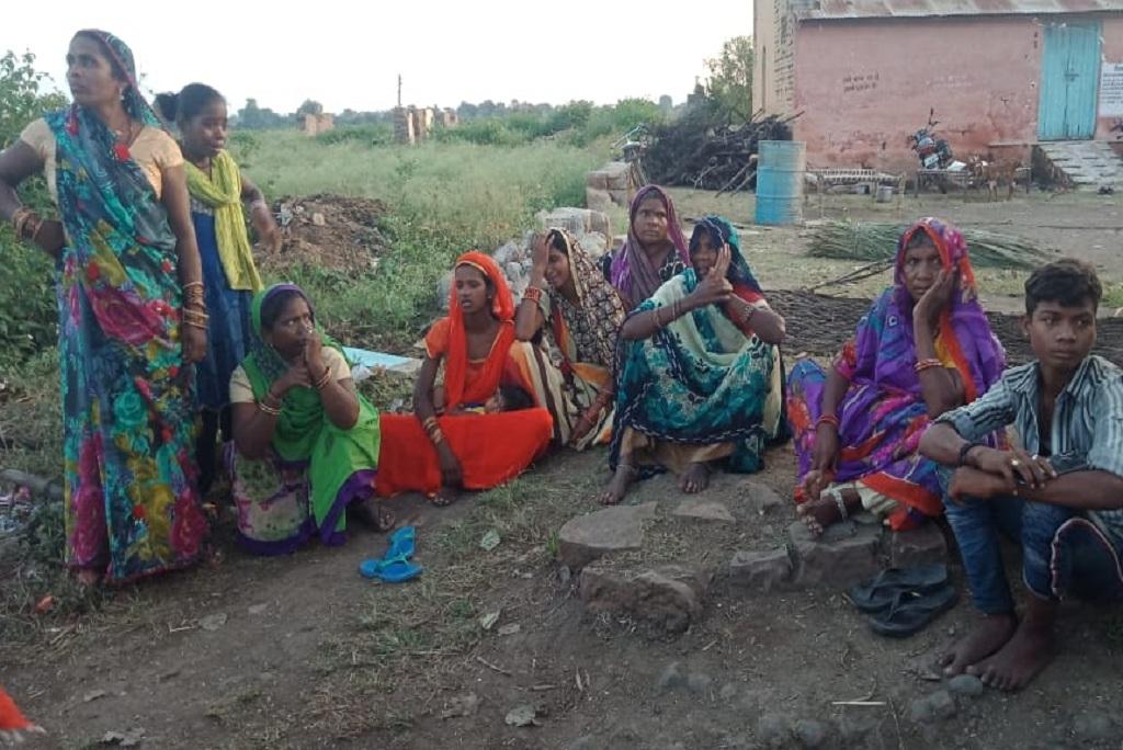 ओंकारेश्वर बांध के बढ़ते स्तर के कारण पानी में डूबे व्यक्ति के परिजन। फोटो: एनबीए