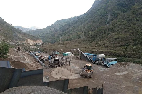 उत्तराखंड के टिहरी जिले के एक गांव में लगा स्टोन क्रशर। फोटो: विजय जड़धारी