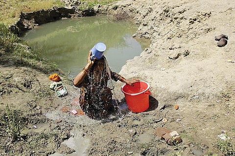 ग्रामीण इलाकों में नहाने के लिए बाथरूम न होने के कारण महिलाओं उन्हें नजदीकी तालाब, कुएं, नलकूपों और नदियों में पूरे कपड़े पहनकर नहाना पड़ता है (विकास चौधरी)