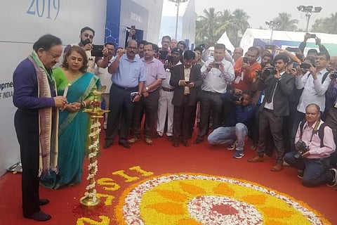 केंद्रीय विज्ञान और प्रौद्योगिकी मंत्री हर्षवर्धन कोलकाता में इंडिया इंटरनेशनल साइंस फेयर का उद्घाटन करते हुए। Photo: Twitter @iisfofficial