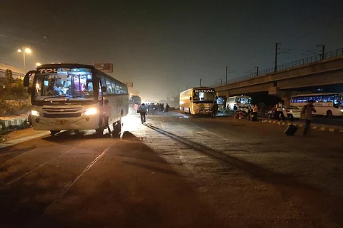 Photo : मयूर विहार एक्सटेंशन पर निजी बस अड्डा
