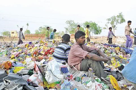 पर्यावरण, वन एवं जलवायु परिवर्तन मंत्रालय ने प्लास्टिक पर प्रतिबंध लगाने के बजाय इसे मूल स्थान पर ही एकत्रित करने और इसके पुनर्चक्रण पर जोर दिया है (मीता अहलावत)