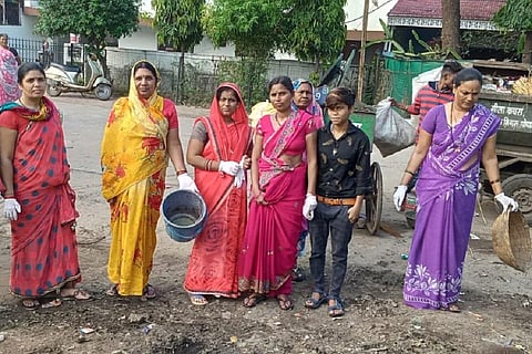 मध्य प्रदेश की राजधानी भोपाल को देश के सभी राज्यों की राजधानी में सबसे स्वच्छ राजधानी का दर्जा हासिल है और इस काम में स्थानीय लोग भी बराबर की भागीदारी निभाते हैं। फोटो: मनीष मिश्रा