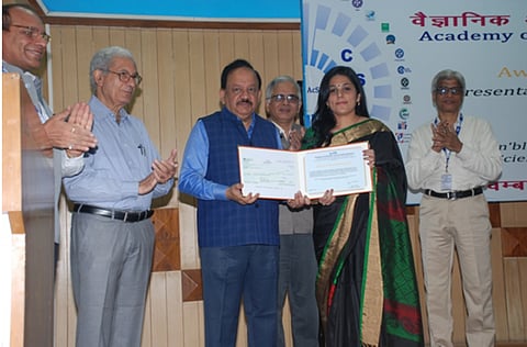 विज्ञान एवं प्रौद्योगिकी, पृथ्वी विज्ञान और केंद्रीय स्वास्थ्य मंत्री डॉ हर्ष वर्धन एक रिसर्चर को पुरस्कार देते हुए। फोटो: साइंस वायर