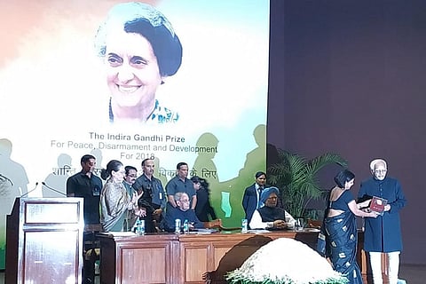 पूर्व उपराष्ट्रपति हामिद अंसारी से इंदिरा गांधी पुरस्कार लेती सीएसई की महानिदेशक सुनीता नारायण। फोटो: सीएसई