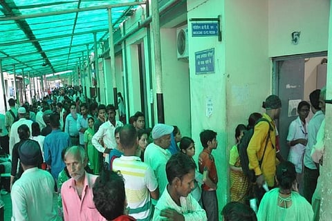 उत्तराखंड की राजधानी देहरादून के सबसे बड़े सरकारी अस्पताल में इलाज के लिए कतारों में लगे लोग। फाइल फाेटो: मनमीत