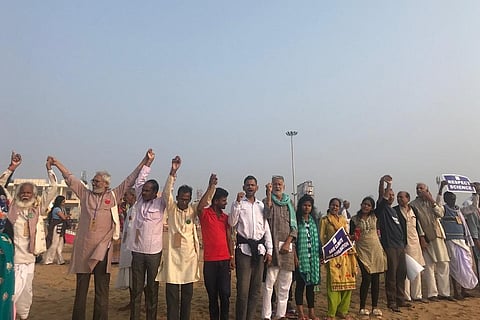 ओडिशा के पुरी में चल रहे नेशनल अलायंस फॉर पीपल्स मूवमेंट (एनएपीएम) के 12वें राष्ट्रीय सम्मेलन में जुटे सामाजिक कार्यकर्ता। फोटो: डीटीई