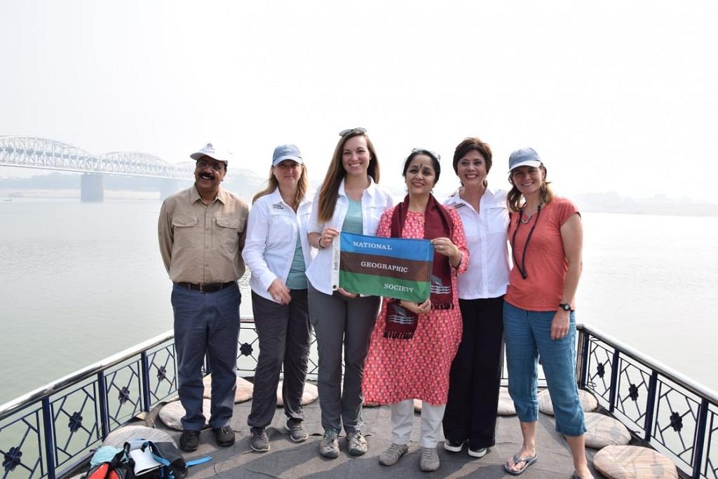 गंगा में प्लास्टिक प्रदूषण का कारण जानने के लिए विशेषज्ञों की टीम वाराणसी पहुंची। फोटो: रिजवाना तबस्सुम