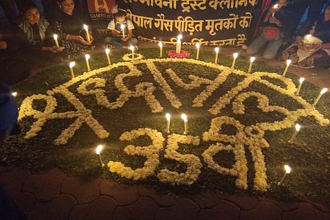 भोपाल गैस हादसे की 35वीं बरसी की पूर्व संध्या पर मारे गए लोगों को उनके परिजनों और भोपाल शहर के लोगों ने श्रद्धांजलि दी। फोटो: मनीष चंद्र मिश्र