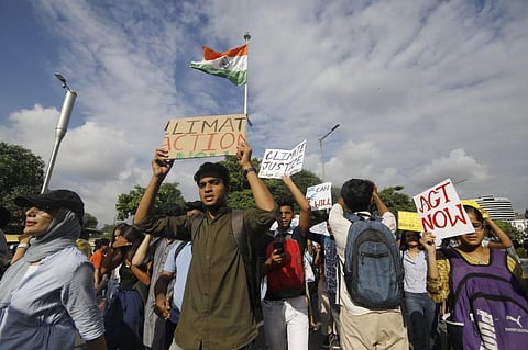 नई दिल्ली में प्रदर्शन करते जलवायु कार्यकर्ता। फोटो: विकास चौधरी