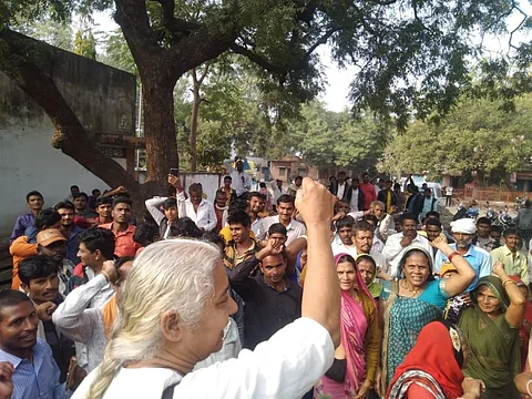 नर्मदा बचाओ आंदोलन की नेता मेधा पाटकर सरदार सरोवर बांध पीड़ित मछुआरों को संबोधित करते हुए। फोटो: एनबीए
