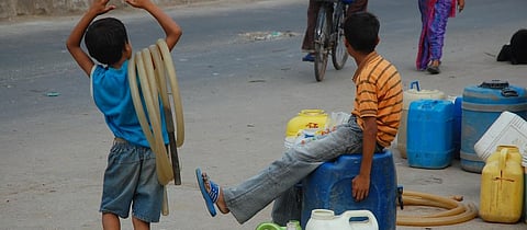 Children waiting for Delhi Jal Board water tanker. Photo: Sayantan Bera / CSE