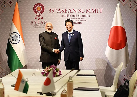 बैंकॉक में आरसीईपी समिट में भाग लेने गए प्रधानमंत्री नरेंद्र मोदी और जापान के प्रधानमंत्री शिंजो आबे से अलग से मुलाकात करते हुए। फाइल फोटो-पीआईबी