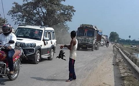 राष्ट्रीय राजमार्ग नंबर 31 पर खुलेआम साइबेरियन पक्षी बेचता एक व्यक्ति। फोटो: पुष्यमित्र