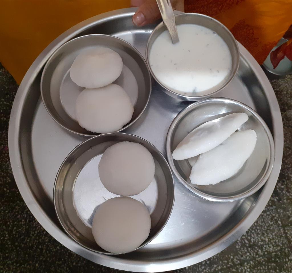 ये हैं तीन किस्म की बगिया। एक- तीसी गुड़ की बगिया, दूसरी- दाल वाली बगिया और तीसरी- दूध बगिया। फोटो: पुष्य मित्र