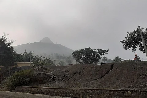 स्टोन क्रशर की वजह से बदरंग हो गयी एक पहाड़ी। फोटो: पुष्यमित्र