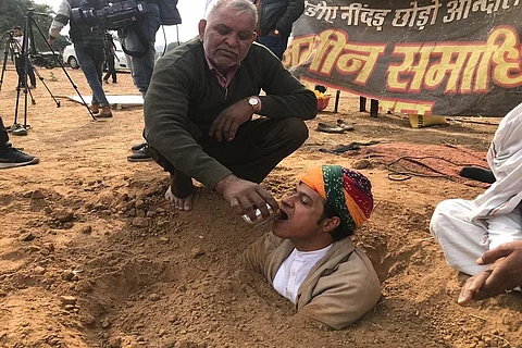 राजस्थान के नींदड़ में जमीन के मुआवजे की मांग को लेकर ग्रामीण तीन दिन तक ऐसे ही जमीन के अंदर रहे। फोटो: माधव शर्मा
