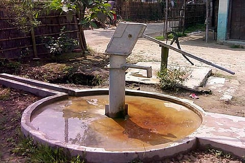 बिहार के पूर्णिया जिले के धमदाहा गांव में आयरन की अधिकता से हैंड पंप के पास नजर आ रहा पीलापन. जबकि यह हैंडपंप सरकार द्वारा आयरन मुक्त जल देने के लिए लगाया गया है। फोटो: पुष्य मित्र