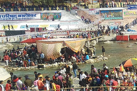 बागेश्वर के ऐतिहासिक बगड़ में 14 जनवरी को प्रतीकात्मक रूप से कुली बेगार के कागज नदी में बहाए जाते हैं। फोटो - त्रिलोचन भट्ट