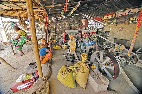 बिहार के सुपौल जिले में पारंपरिक मशीन से होने वाली तेल की पेराई अब लगभग बंद हो चुकी है। इसकी मुख्य वजह बाजार में बिक रहा सस्ता आयातित तेल है (विकास चौधरी / सीएसई)