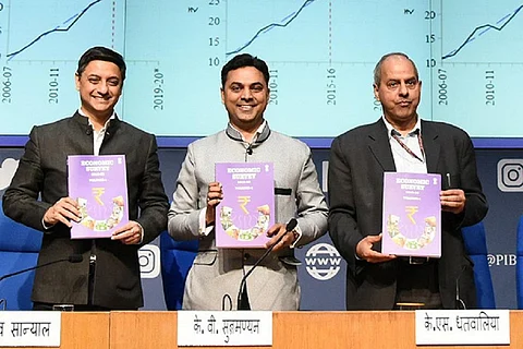 आर्थिक सर्वेक्षण रिपोर्ट दिखाते मुख्य आर्थिक सलाहकार कृष्णमूर्ति सुब्रह्मणयम। फोटो: पीआईबी