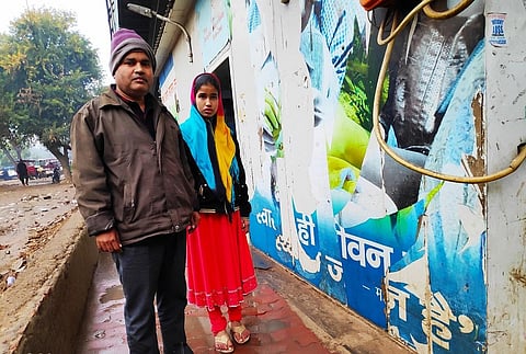 दिल्ली के संगम विहार निवासी वहीद अहमद अपने बच्चों का इलाज अपने पास के मोहल्ला क्लिनिक से ही कराते हैं। फोटो: भागीरथ