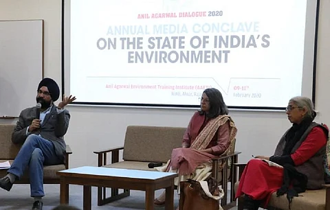 अमूल डेयरी के प्रबंध निदेशक आरएस सोढ़ी किसानों की आमदनी के तरीकों के बारे में बताते हुए। फोटो: सीएसई