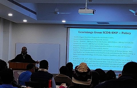 विकास संवाद भोपाल के सचिन जैन, अनिल अग्रवाल डायलॉग को संबोधित करते हुए। फोटो: भागीरथ