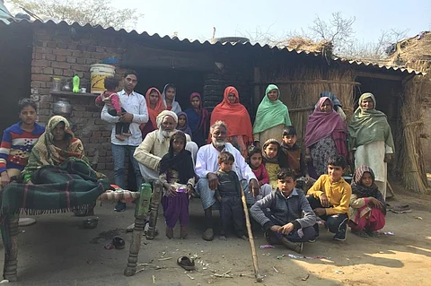 37 सदस्यों वाले हाकीम अली का यह परिवार कई पीढ़ियों से गरीब है। फोटो: शाहनवाज आलम