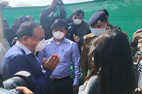 चीन के वुहान से लाए गए लोगों से बातचीत करते केंद्रीय स्वास्थ्य मंत्री डॉ. हर्षवर्धन। इन लोगों के टेस्ट नेगेटिव पाया गया, जिसके बाद उन्हें घर भेजा गया। फोटो: Twitter @MoHFW_INDIA