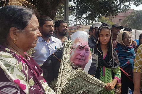 भोपाल गैस पीड़ित ने अमेरिकी राष्ट्रपति डोनाल्ड ट्रंप के भारत आगमन पर उनके खिलाफ प्रदर्शन किया। फोटो: मनीष चंद्र मिश्र