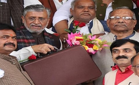 बिहार के उप मुख्यमंत्री व वित्त मंत्री सुशील मोदी राज्य का बजट पेश करते जाते हुए। फोटो: पुष्य मित्र