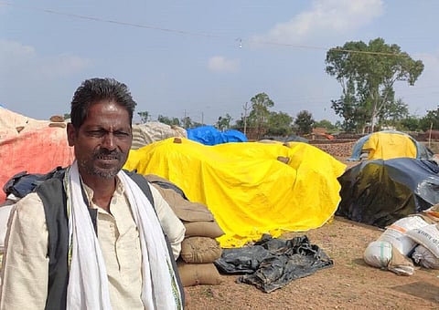 मध्यप्रदेश, रीवा जिले के दुआरी गांव में अपने धान के साथ धरनास्थल पर बैठे किसान शेषमणि: पंकज अग्निहोत्री