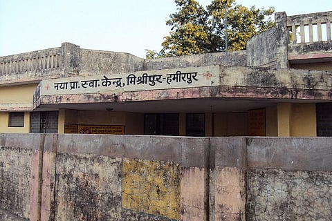 संसद में दिए गए एक जवाब में केंद्र ने बताया कि ग्रामीण क्षेत्रों के सामुदायिक स्वास्थ्य केंद्रों में 82 फीसदी विशेषज्ञ डॉक्टरों की कमी है। फोटो: अनंत पालीवाल