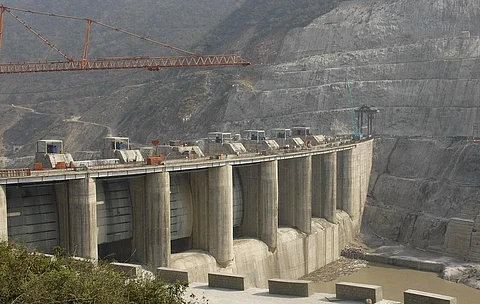 उत्तराखंड में अलकनंदा नदी पर बन रहा एक हाइड्रो प्रोजेक्ट। फोटो: विकास चौधरी