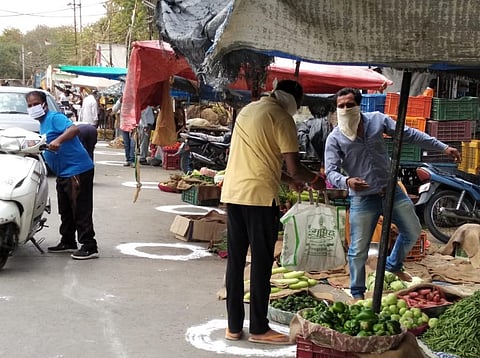 इंदौर में सामाजिक दूरी बनाने के लिए बाजारों में गोल घेरा बनाया गया है। फोटो: मनीष चंद्र मिश्र