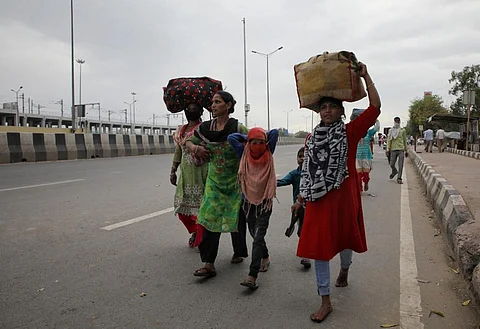 लॉकडाउन की वजह से बसें बंद कर दी गई तो लोग पैदल ही चल पड़े। फोटो: विकास चौधरी