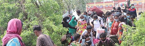 Migrant workers left India and returned to Nepal from the western side of its border Photo: Raman Paudel