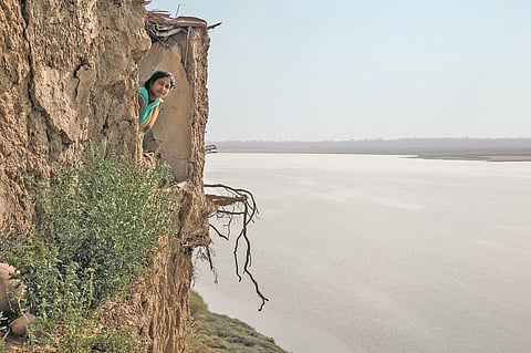 फतेहपुर जिले का हडाही का डेरा मजरा यमुना की कटान के कारण तीन पर उजड़ चुका है। फोटो: विकास चौधरी