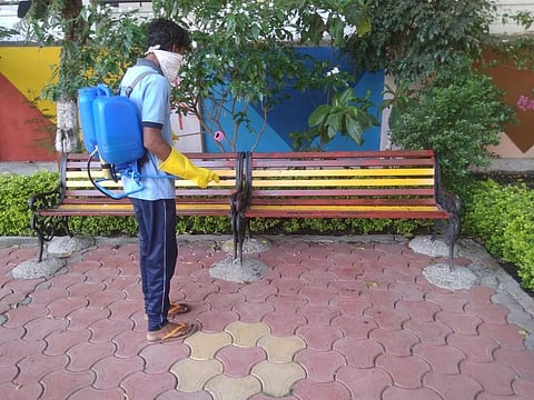 इंदौर में सार्वजनिक स्थानों को संक्रमण रहित बनाने के लिए छिड़काव किया जा रहा है। फोटो: मनीष चंद्र मिश्र