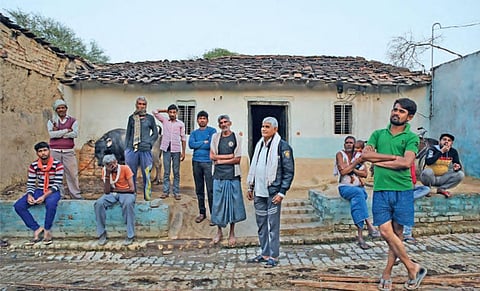 यह है उत्तर प्रदेश के फतेहपुर जिले का गांव गढ़ी, जहां से बड़ी संख्या में पलायन हो चुका है। फोटो: विकास चौधरी
