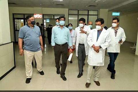झारखंड के मुख्यमंत्री हेमंत सोरेन स्वास्थ्य सेवाओं का जायजा लेते हुए। फोटो: twitter/ @nayan_ankur