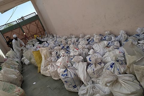 गुजरात के अहमदाबाद में प्रवासी मजदूरों के लिए राशन इकट्ठा करते एक स्वयंसेवी संगठन के सदस्य। फोटो: कलीम सिद्दीकी